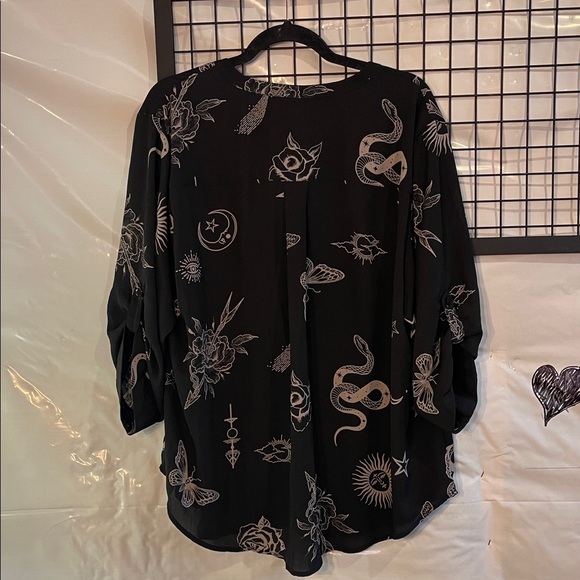 torrid Black Lace-Up V-Neck Celestial Print Blouse - Picture 6 of 10